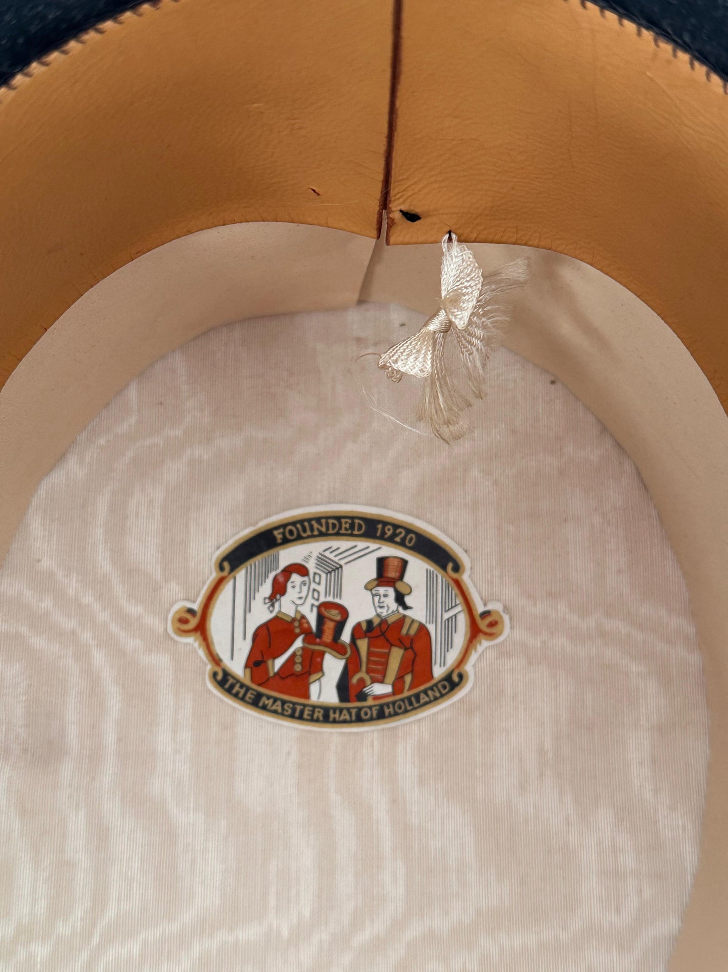 Elegant Vintage Silk Top Hat
By The Master Hat of Holland (circa 1930–1950)