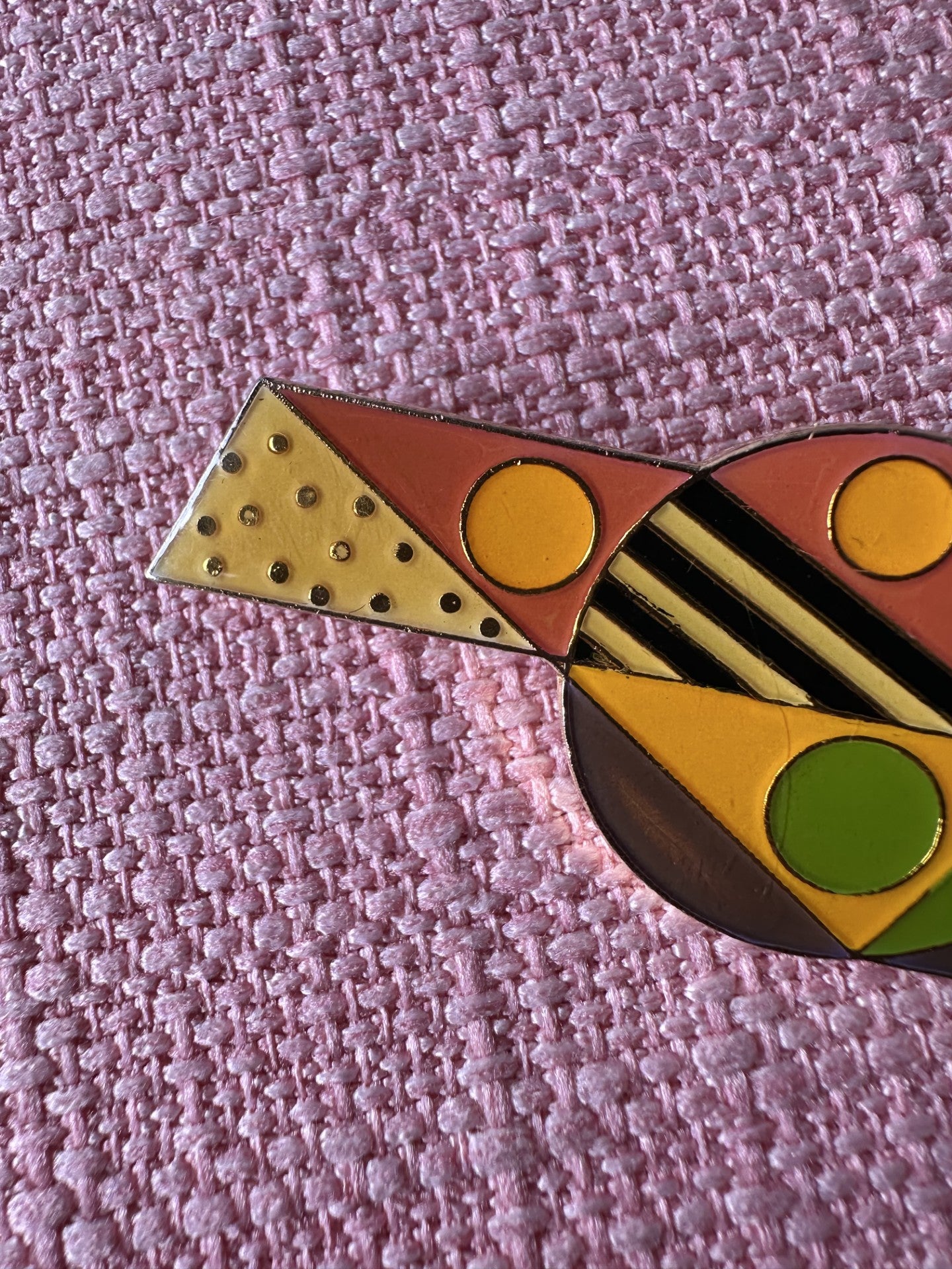 Bold 1980s Geometric Statement Brooch – Memphis Style Enamel Design