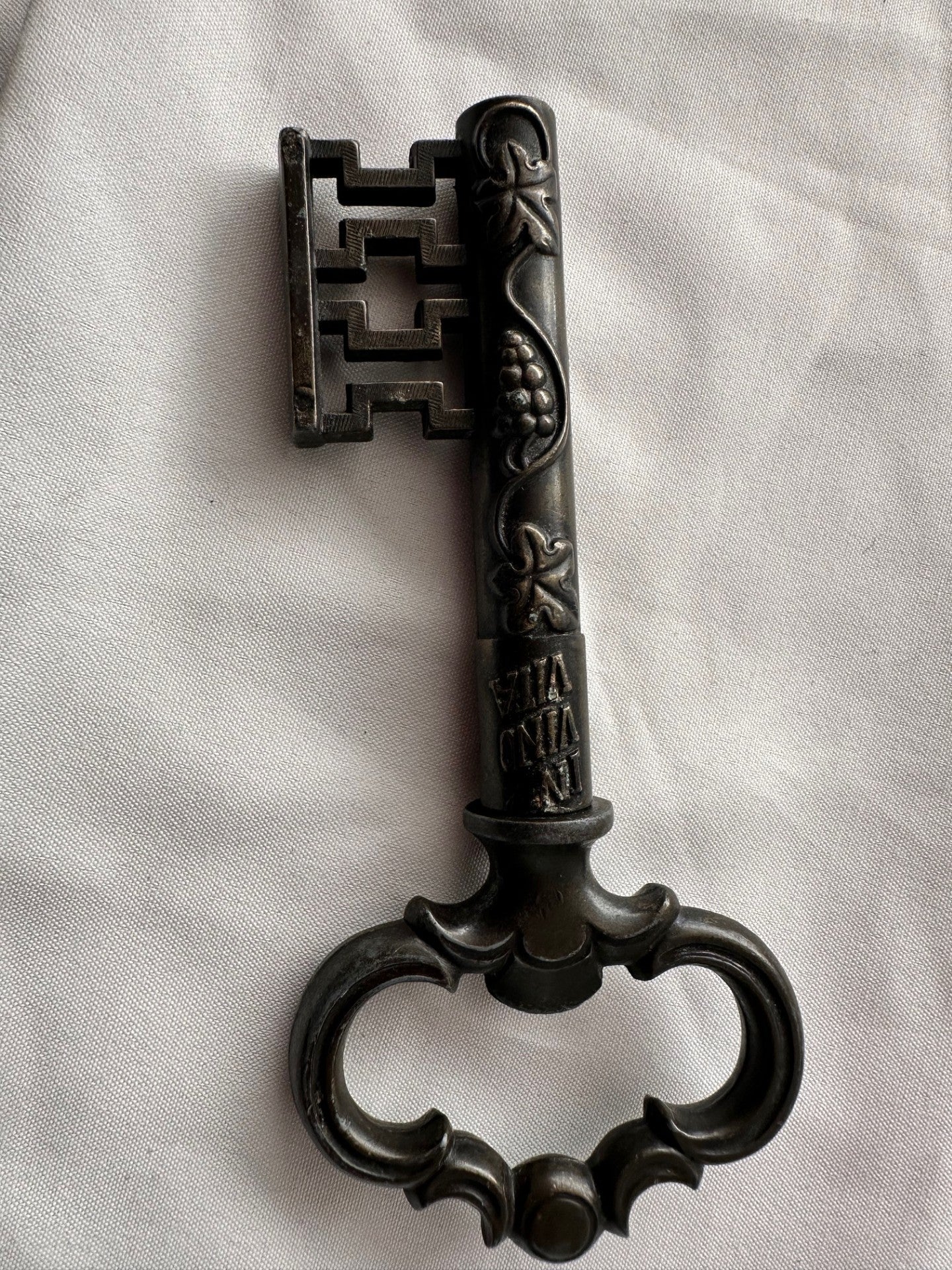Decorative Key-Shaped Corkscrew – “In Vino Vita”