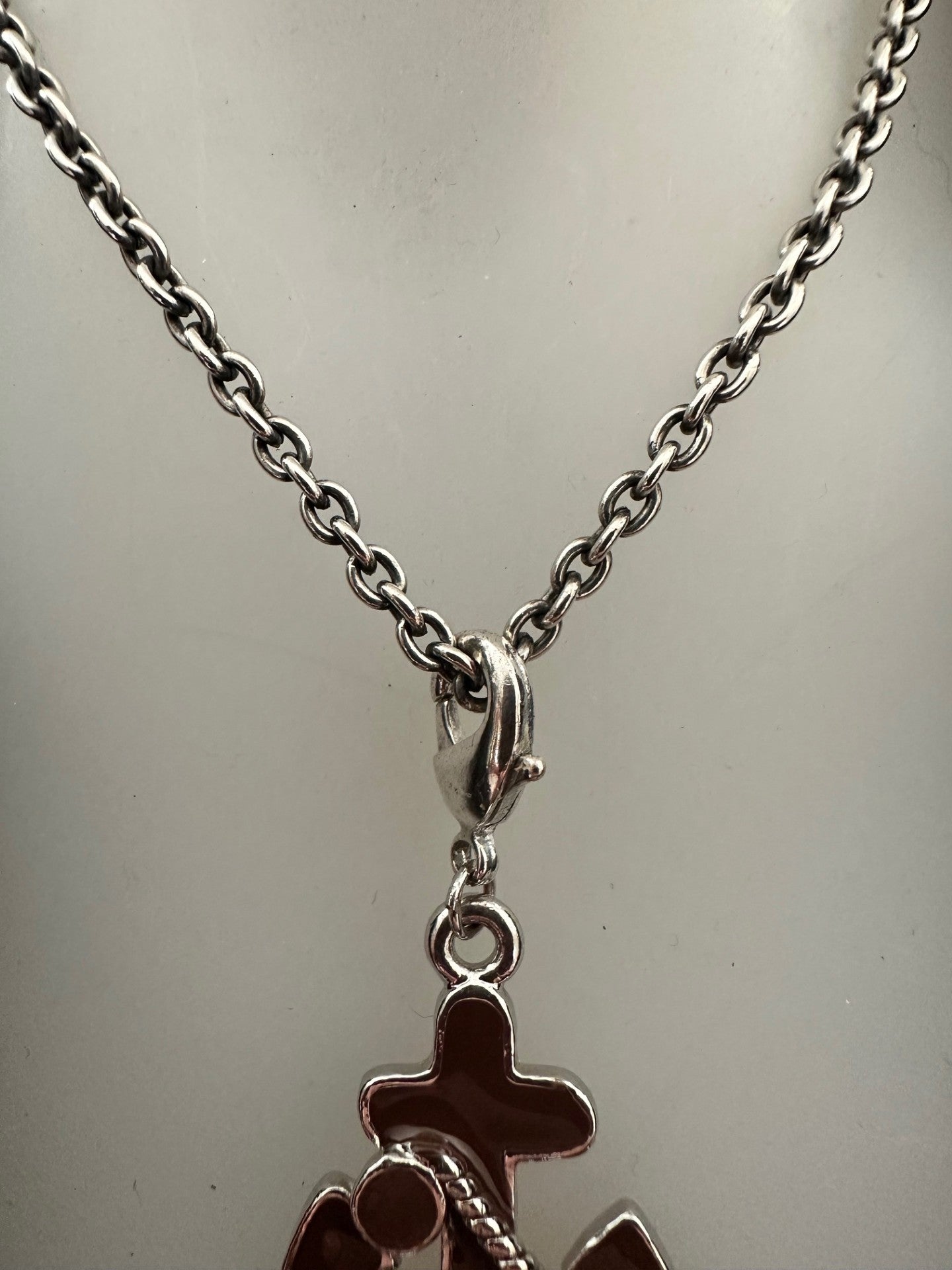 “Faith, Hope & Love” Anchor Necklace – Vintage Symbolism in Enamel & Silver Tone